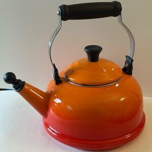 Le creuset orange 1.7 quart tea kettle